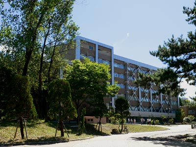 新潟大学人文学部校舎（盛夏）20060817
