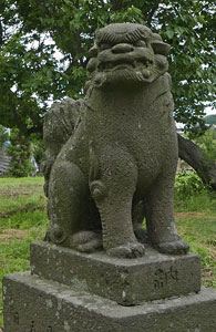 中泊町中里の五林神社参道狛犬（吽形）