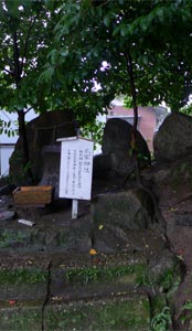 御勢大霊石神社境内の成末神社