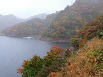 若宮八幡神社から田子倉湖を見る