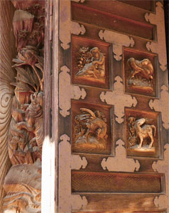 拝殿の扉（左）