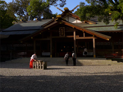 猿田彦神社社殿前