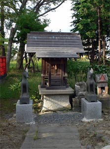 中瀬の作田神社境内の稲荷神社