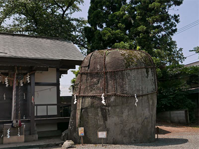 盛岡市名須川町三ツ石神社の巨岩