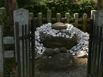 月読神社境内の月延石