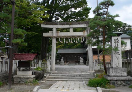 諏訪市小和田の八劔神社社頭