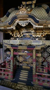大町の若一王子神社境内の八坂神社の神輿