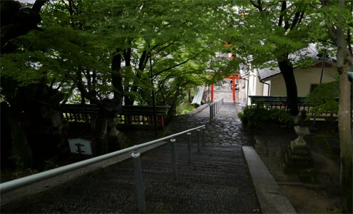 奈良市高畑町の瑜伽神社参道