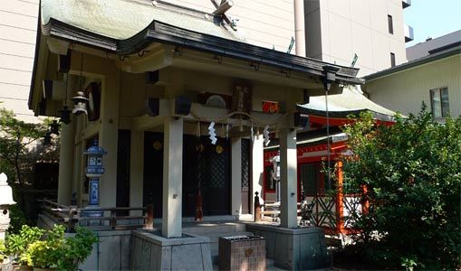 坐摩神社境内の陶器神社と稲荷人神社
