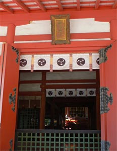 豊中市服部南町の住吉神社拝殿から本殿を見る