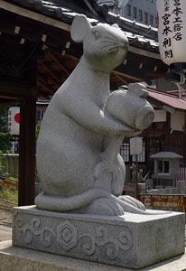 敷津松之宮境内の大国主神社ネズミ像（左）