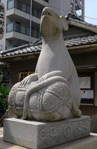 敷津松之宮境内の大国主神社ネズミ像（右）