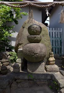 尼崎市伊佐具神社境内の石塔