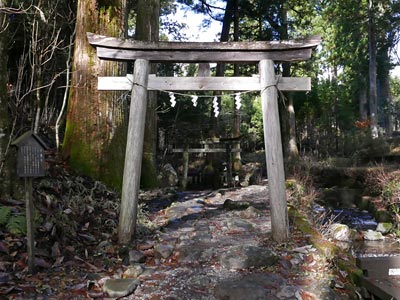 瀧尾稲荷神社近くの子種石