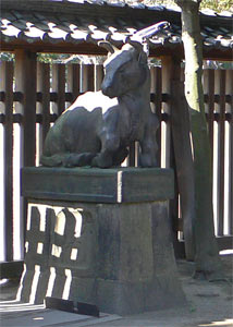 牛島神社境内の狛牛