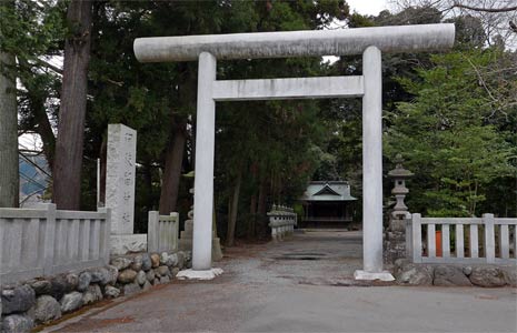 あきる野市の阿伎留神社参道入口