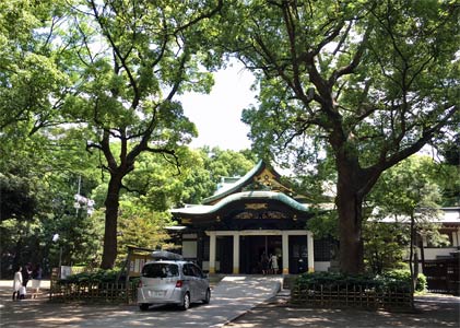 東京都北区岸町の王子神社参道から拝殿