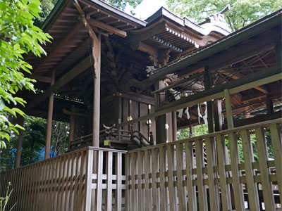 東京都北区上中里の平塚神社本殿
