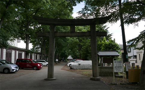 東京都北区上中里の平塚神社参道