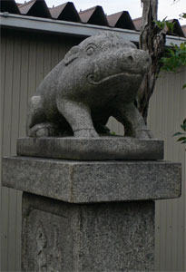 富山市泉町の金刀比羅神社参道の狛猪？