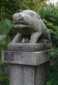富山市泉町の金刀比羅神社参道猪