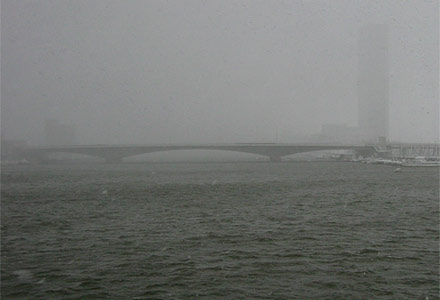 雪模様の柳都大橋