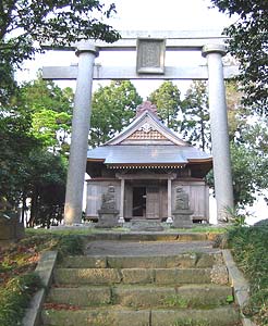 籠田の熊野神社鳥居と拝殿