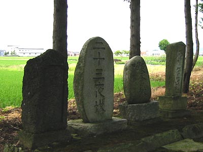能代諏訪神社境内の石塔
