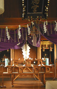 神明社拝殿内部