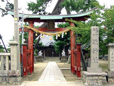 東本町の諏訪社社殿
