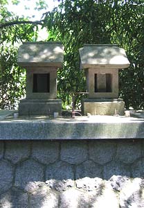 井田神社境内の石祠