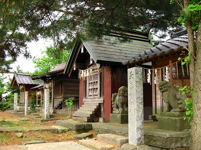 新津・堀出神社の境内