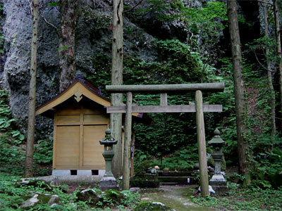 漆山神社と明神岩
