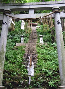 妻戸神社石祠への石段