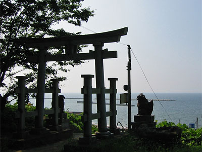 出雲崎町の石井神社から海を見る