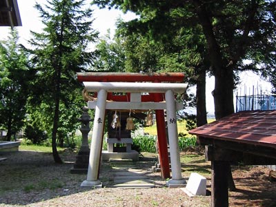 潟浦新の神明社境内の稲荷神社