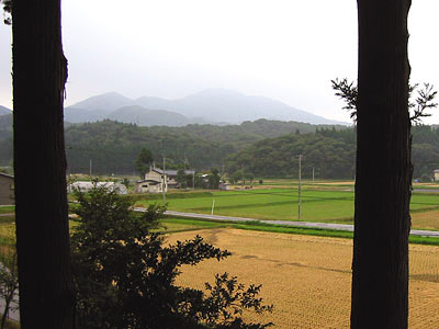 加茂市下大谷三柱神社から粟ケ岳を望む