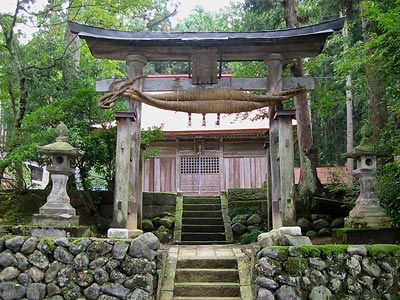村松町中名沢の熊野神社正面