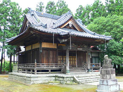 横越東町の横越神社社殿
