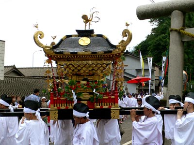 厳島神社遷座祭の神輿