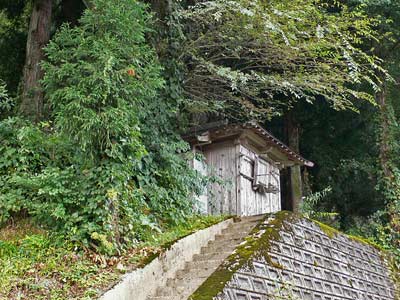 村上市薦川の神社