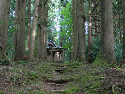 村上市猿田熊野神社の参道