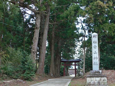 新穂長畝の白山神社参道入口