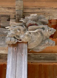 上戸倉の諏訪神社拝殿木鼻