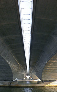 柳都大橋を下から見る
