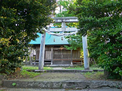鹿瀬の三島神社拝殿前