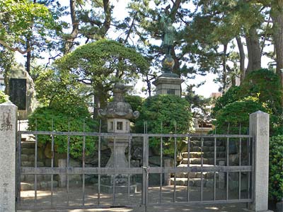 白山神社の昭忠碑と神武天皇像