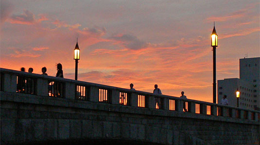 夕焼けに浮かぶ萬代橋のシルエット