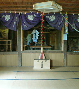 檜原の伊須流岐比古神社拝殿内部