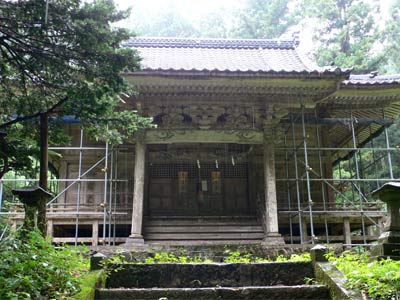 門前の熊野神社拝殿